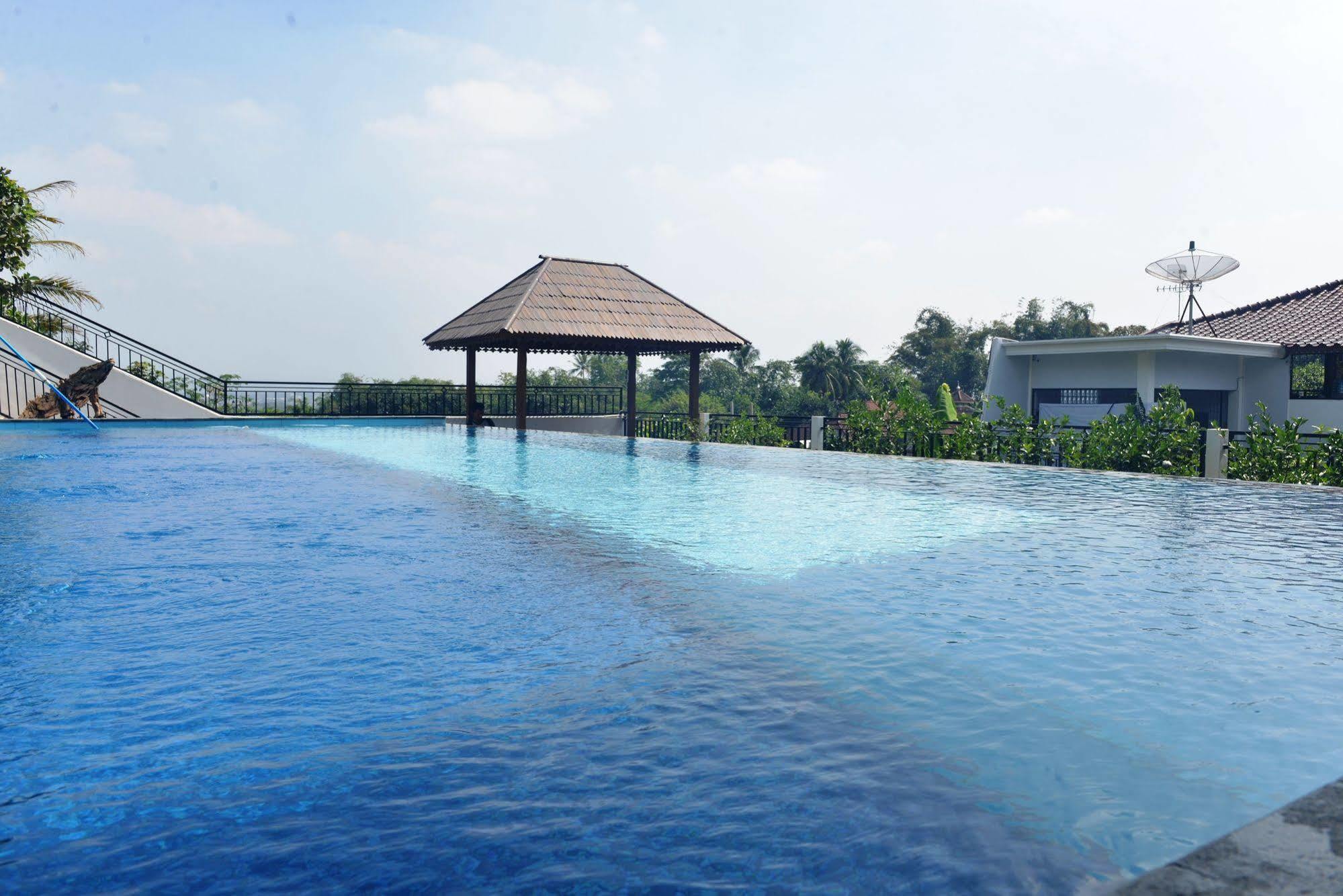 Hotel Malang Hill Syariah Redpartner Extérieur photo